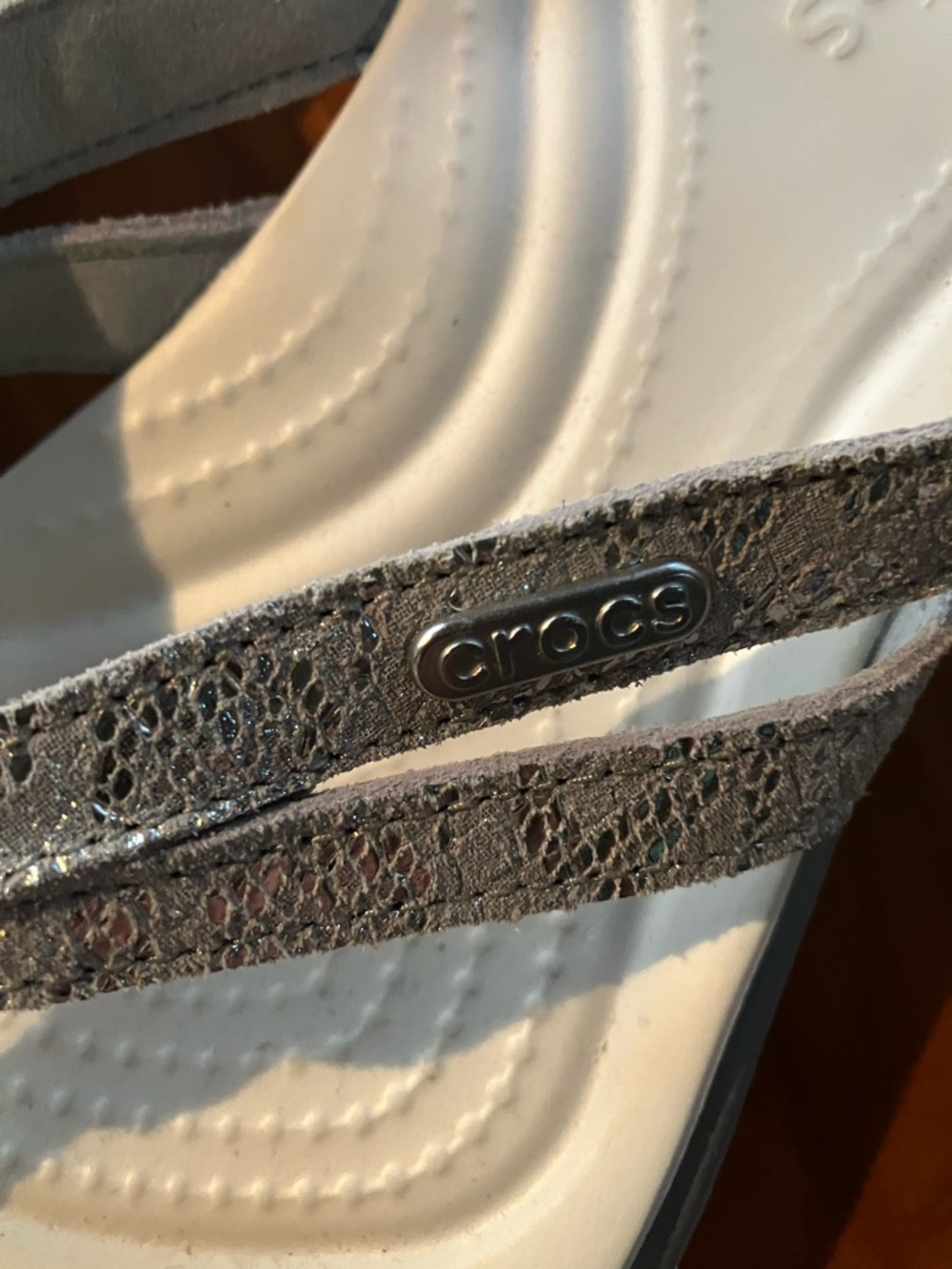 CROCS Silver Glitter Thong Sandals with White Footbed Women’s Size 7 - Picture 5 of 6